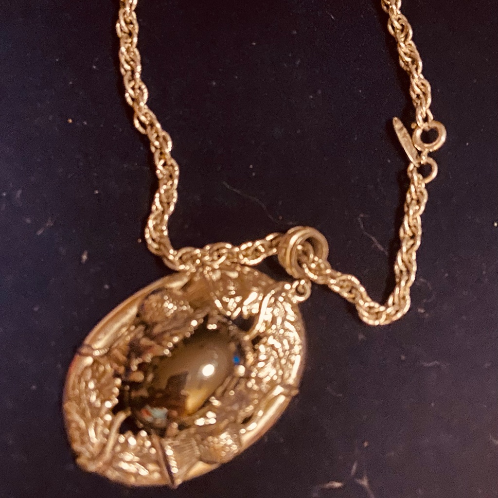 Elegant Gold Pendant Necklace